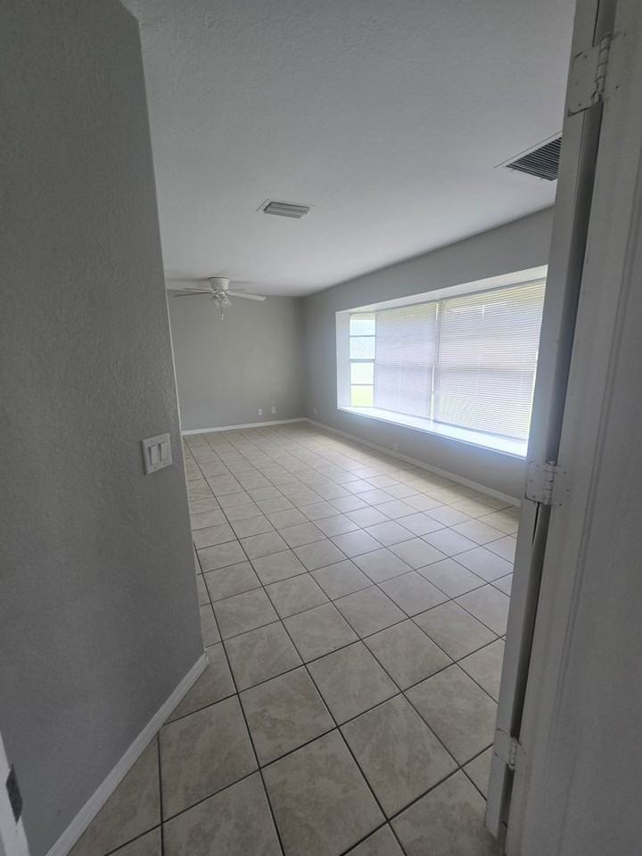 102 Drake St - Photo 7 of 16