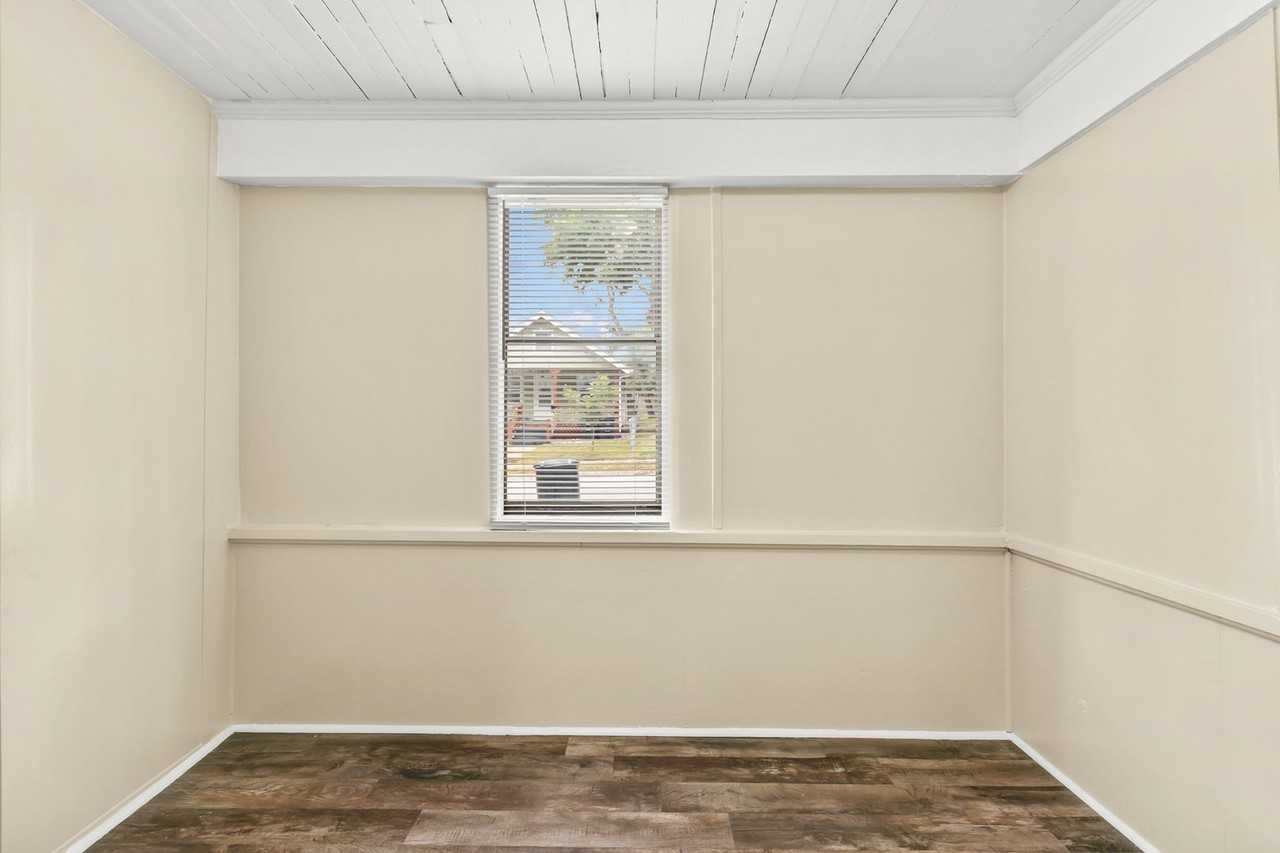4252 Maple St - Photo 4 of 22