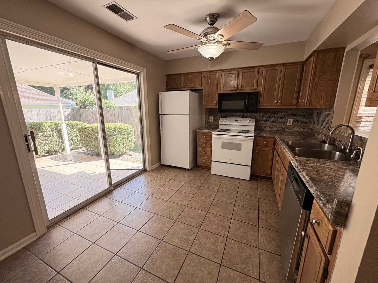 2634 Bay Pointe Cir W - Photo 4 of 16