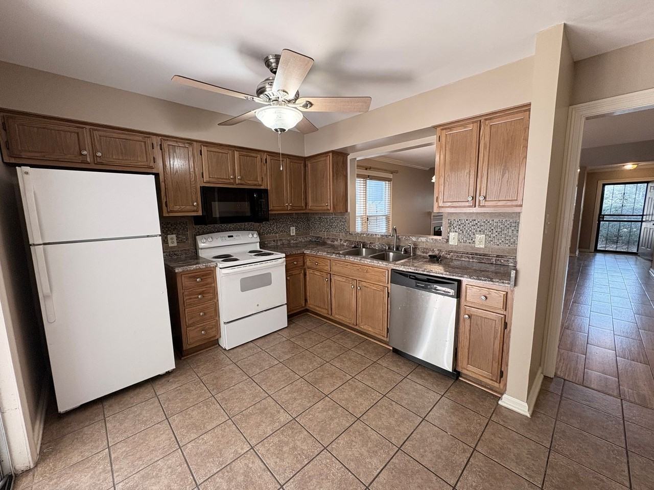 2634 Bay Pointe Cir W - Photo 5 of 16