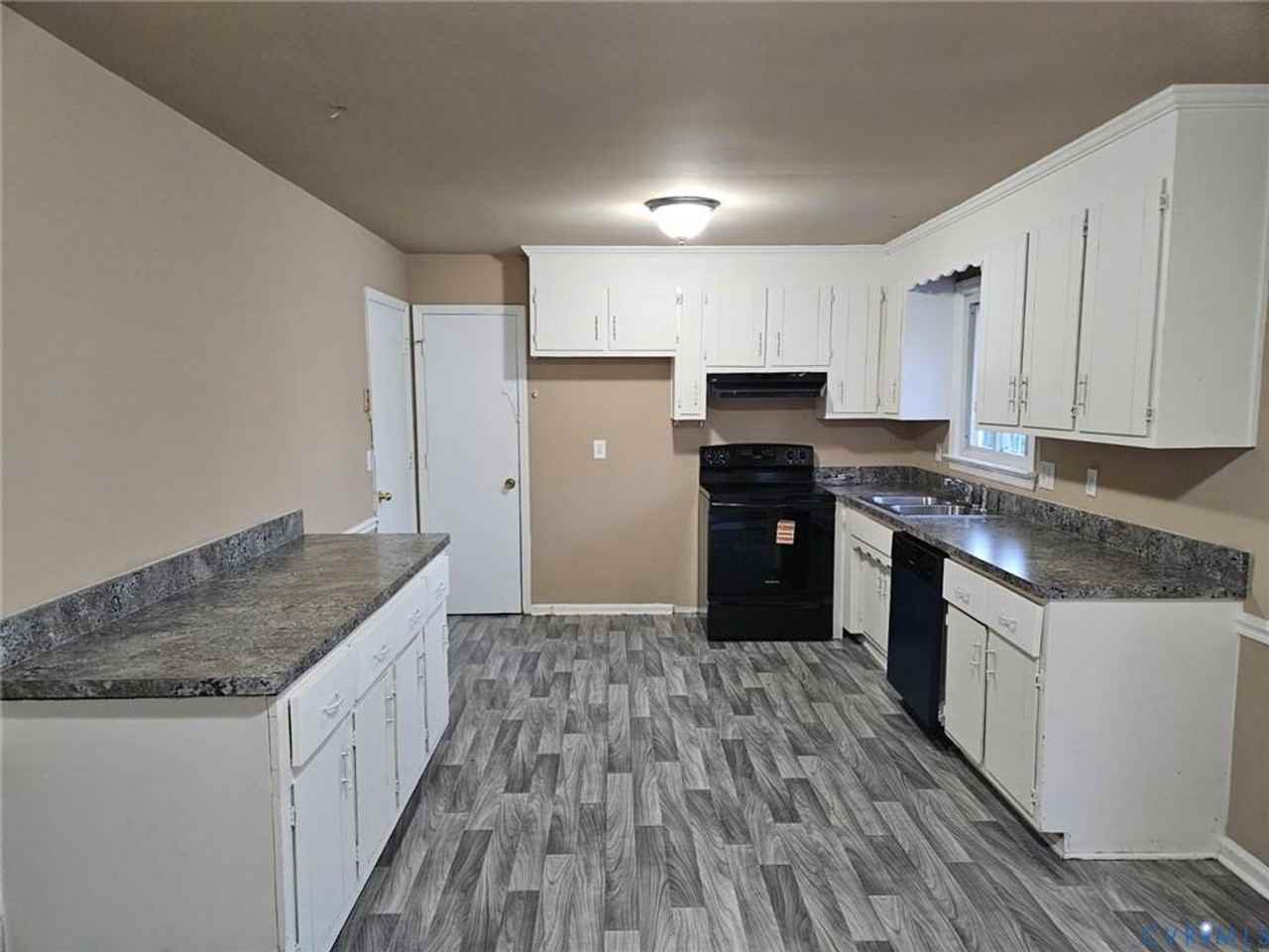1211 Clifton Dr - Photo 4 of 9