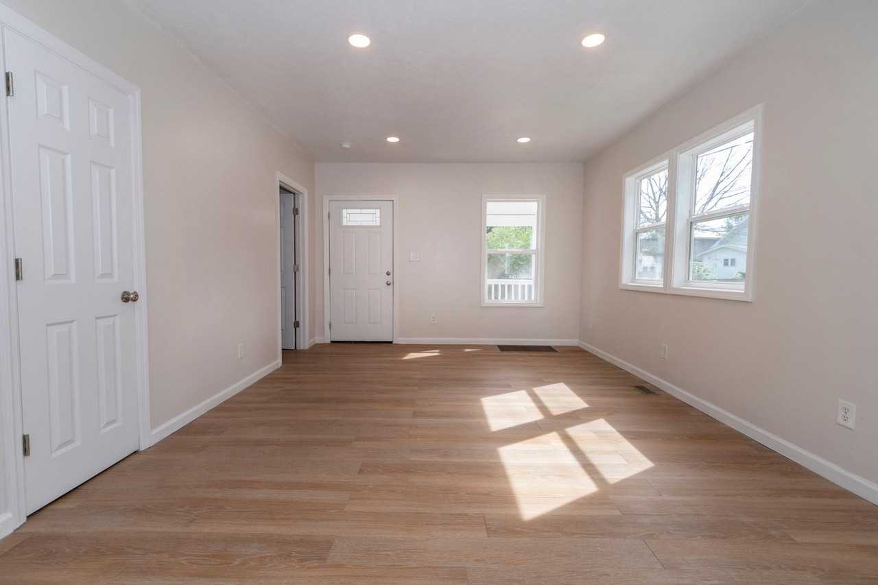111 Campbell St - Photo 3 of 27