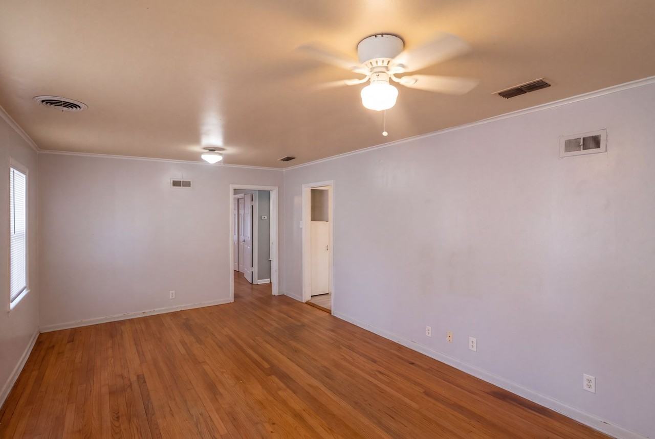 131 Lister St - Photo 4 of 12