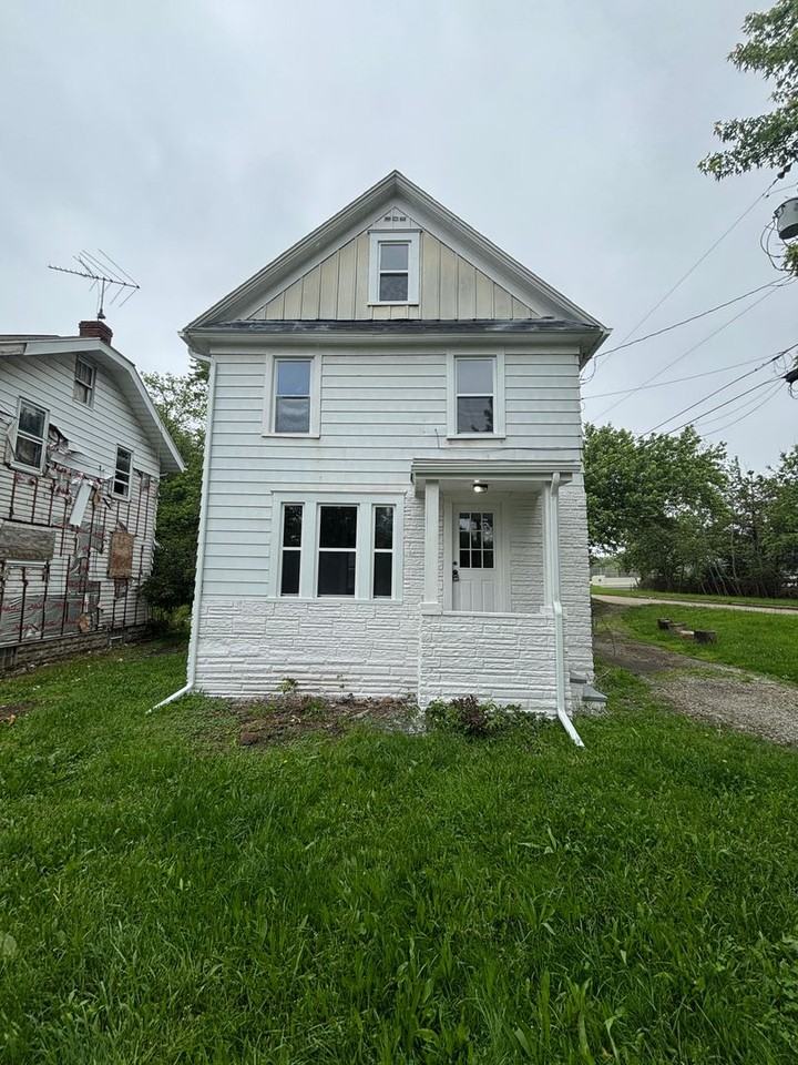 2469 28th St Sw - Photo 2 of 20