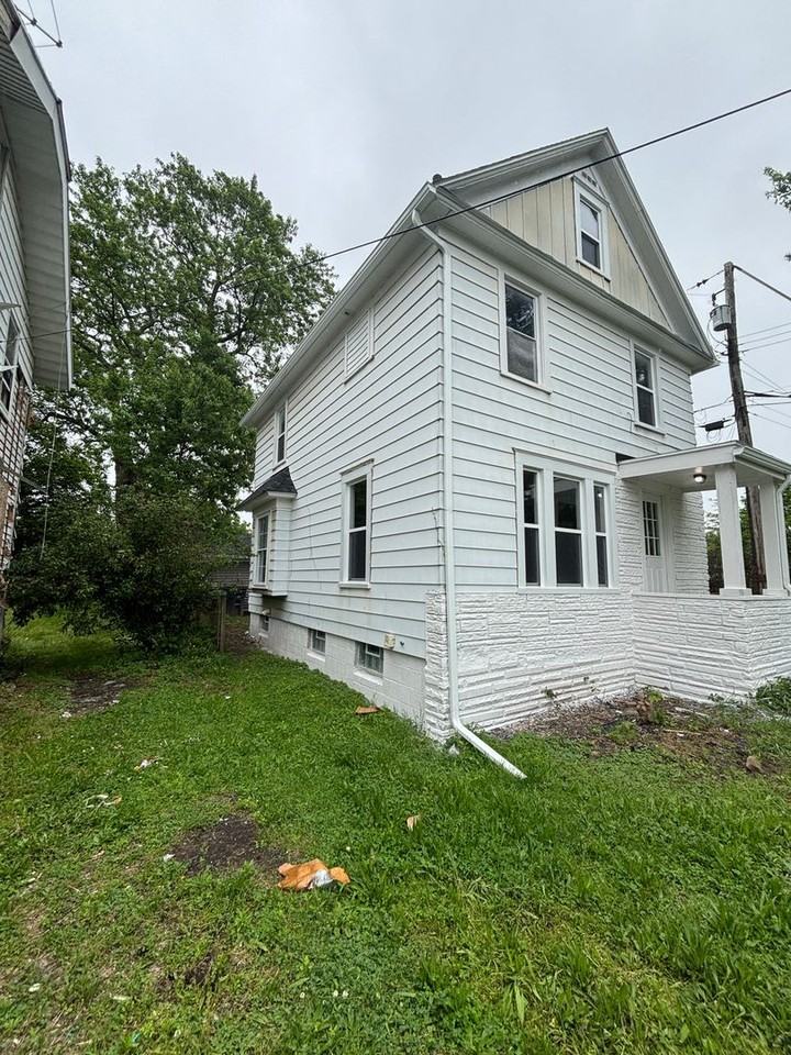 2469 28th St Sw - Photo 3 of 20