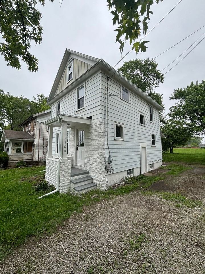 2469 28th St Sw - Photo 4 of 20