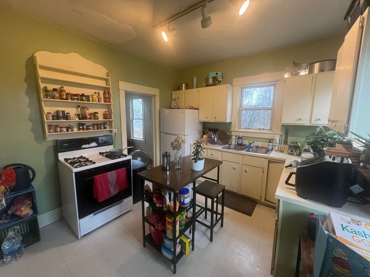307 Raymond St - Photo 2 of 11