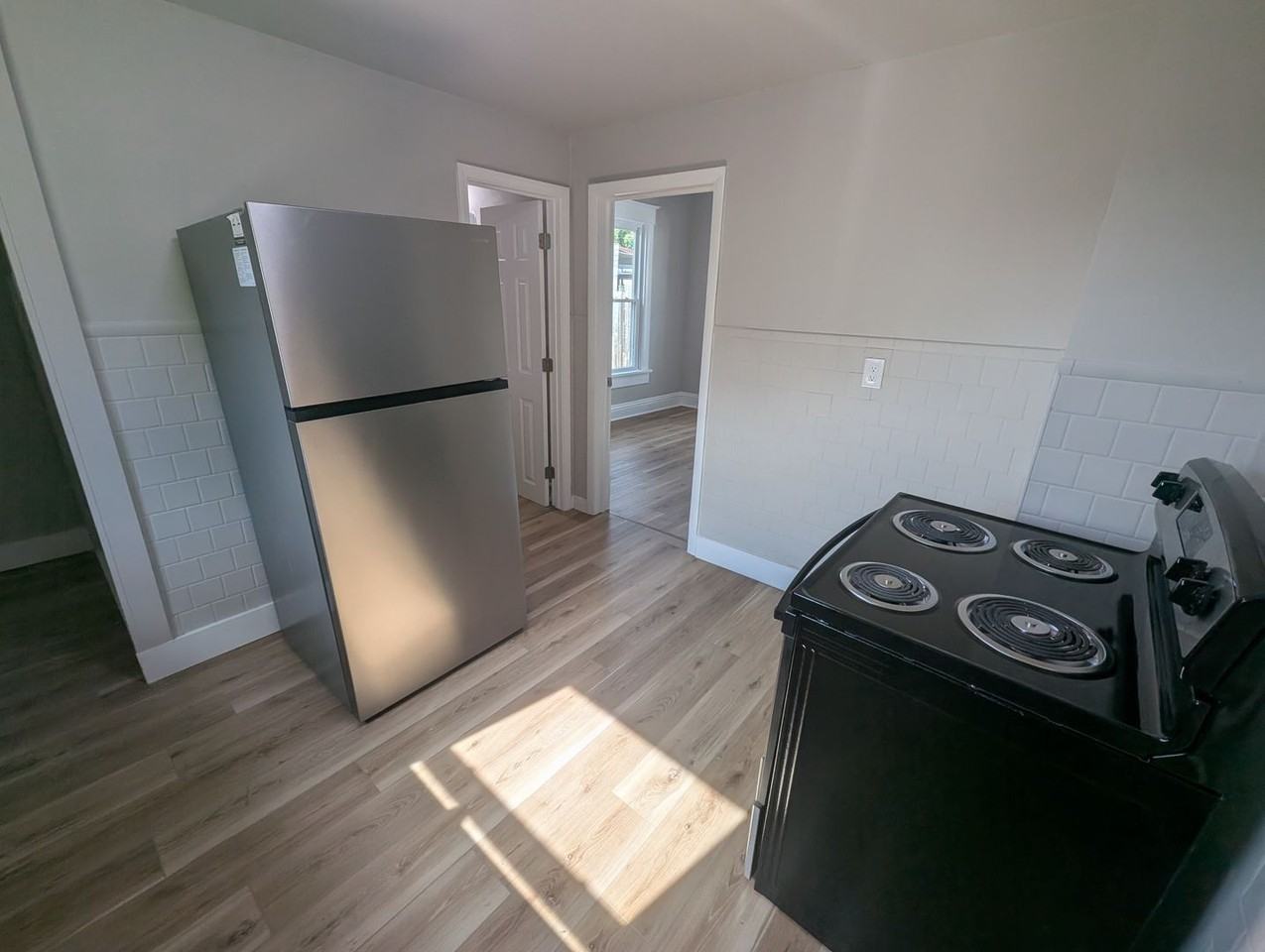 2922 Burnside Ave - Photo 5 of 19