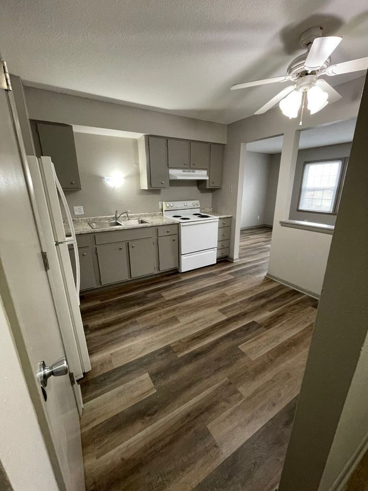 820 Lyon Street Apartments - Photo 3 of 10