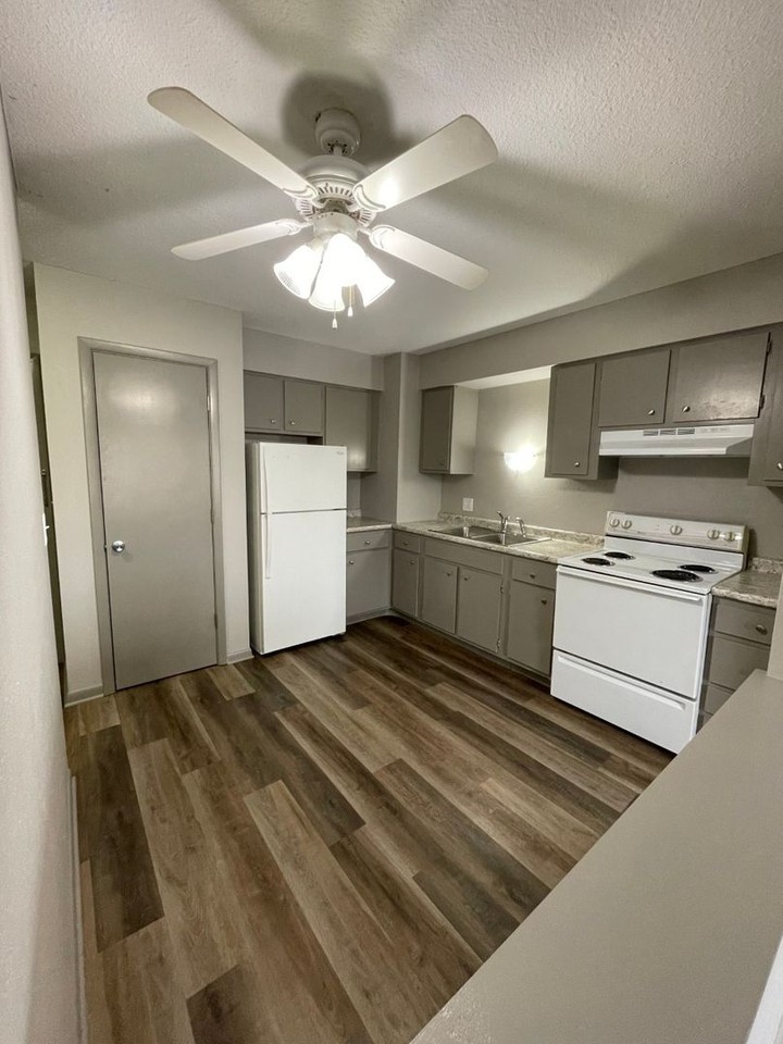 820 Lyon Street Apartments - Photo 4 of 10