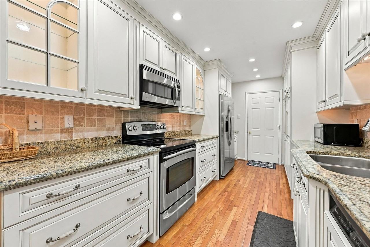 194 Mansion House Dr - Photo 2 of 19