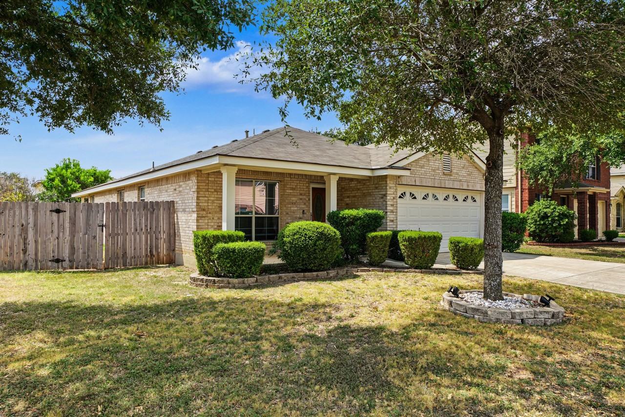 10402 Appaloosa Bay - Photo 3 of 38