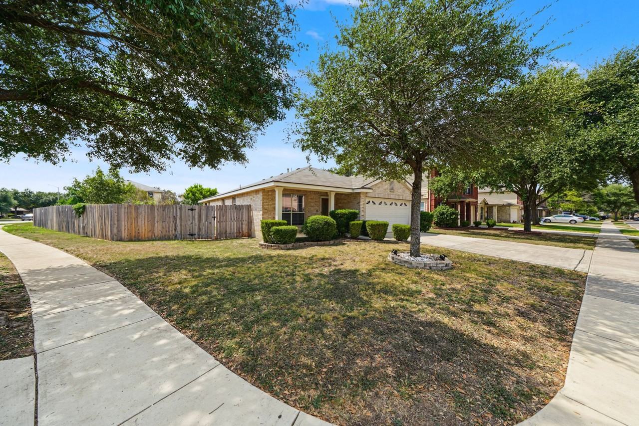 10402 Appaloosa Bay - Photo 4 of 38