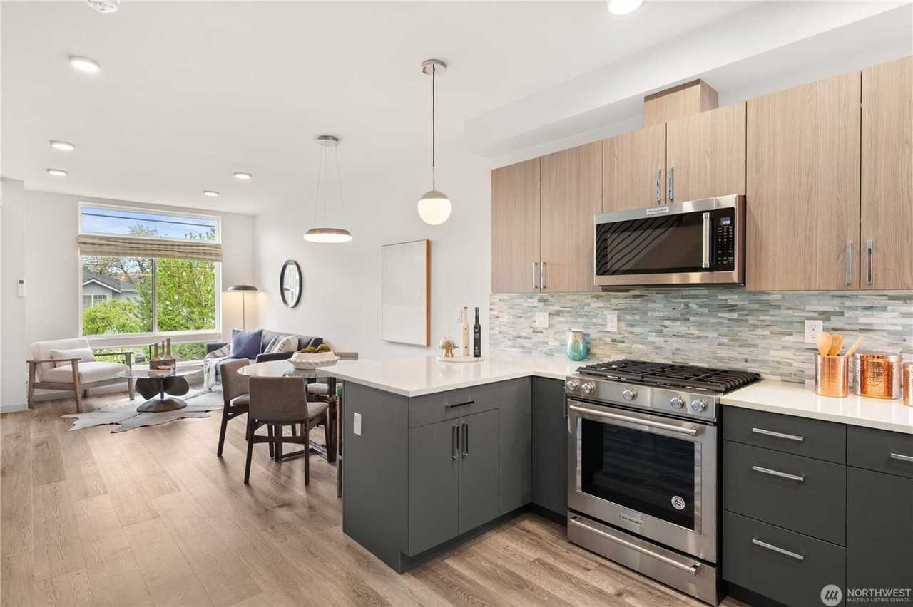 2422 Nw 60th St - Photo 2 of 29