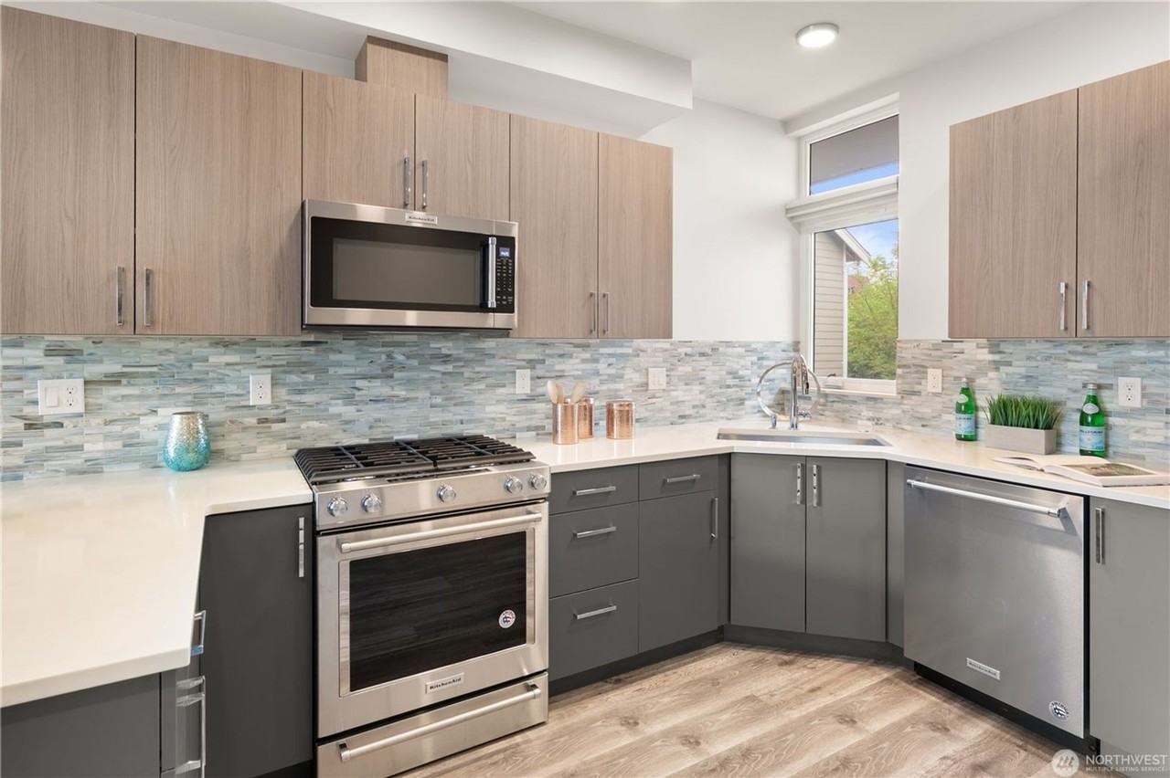 2422 Nw 60th St - Photo 4 of 29