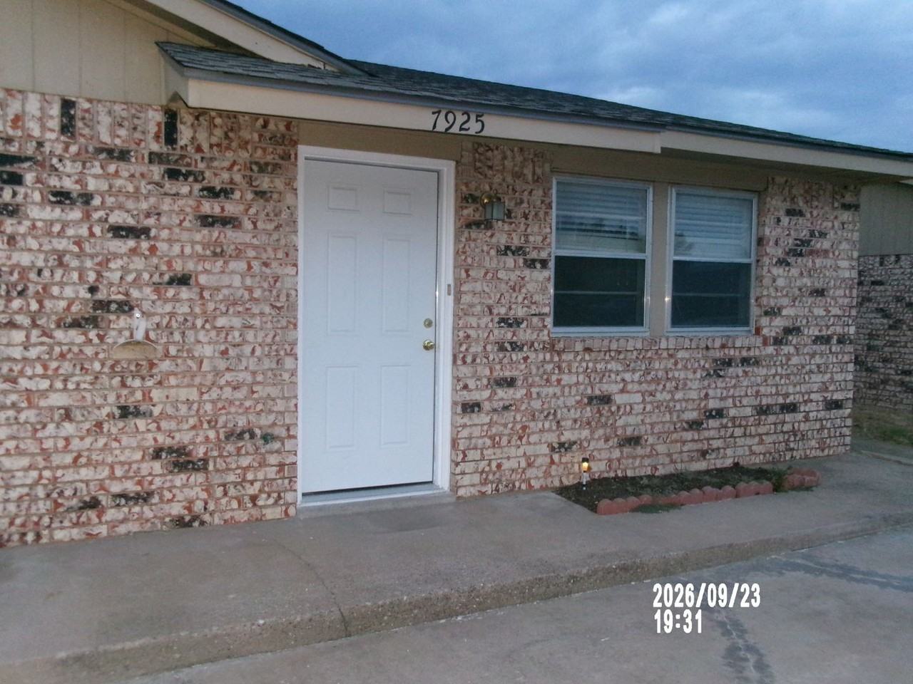 7925 Nw Crossland Cir - Photo 2 of 27