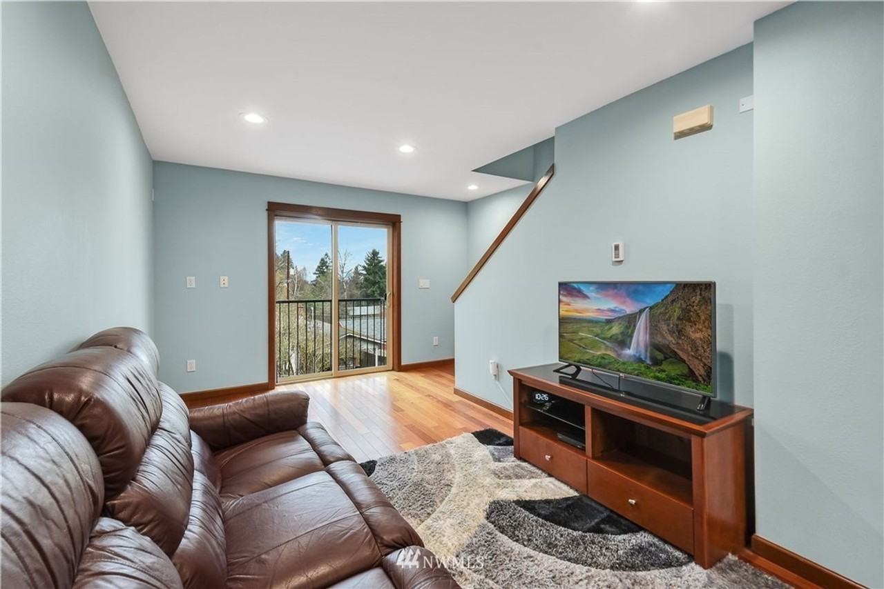 9423 35th Ave Sw #B - Photo 4 of 18