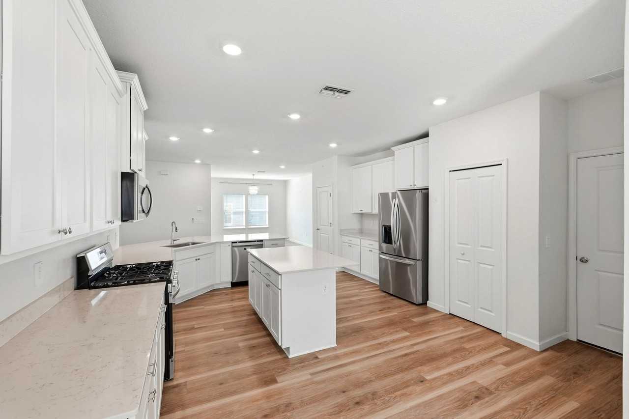 13697 Nw Convergence Blvd - Photo 5 of 34