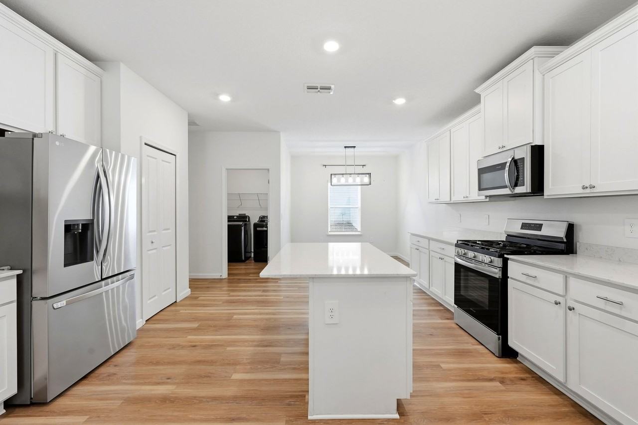 13697 Nw Convergence Blvd - Photo 6 of 34