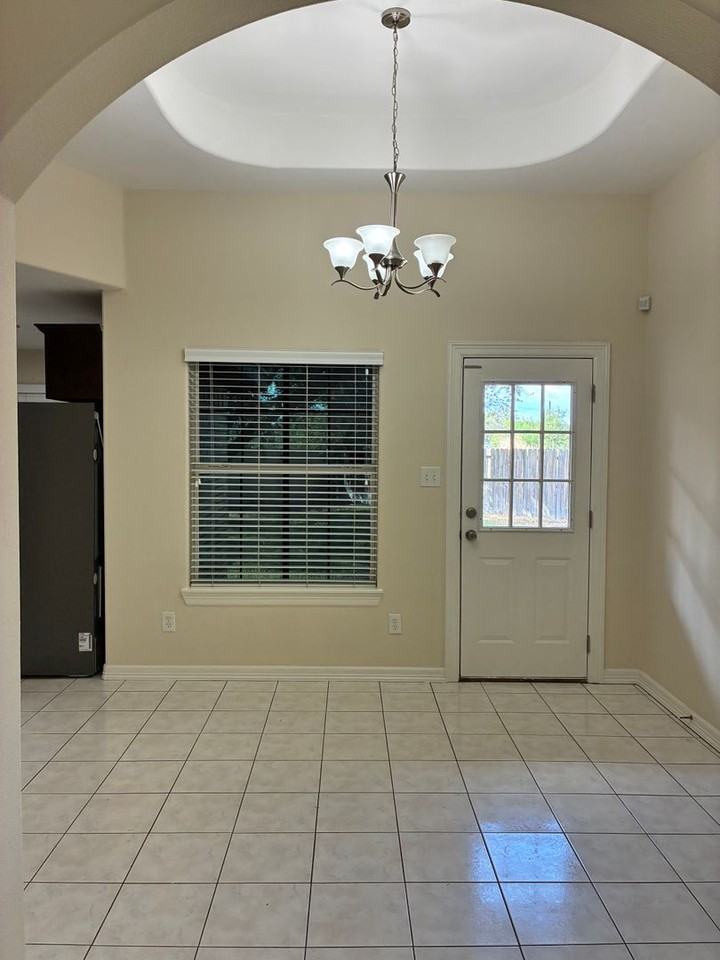 3215 Campanario Cir - Photo 4 of 15