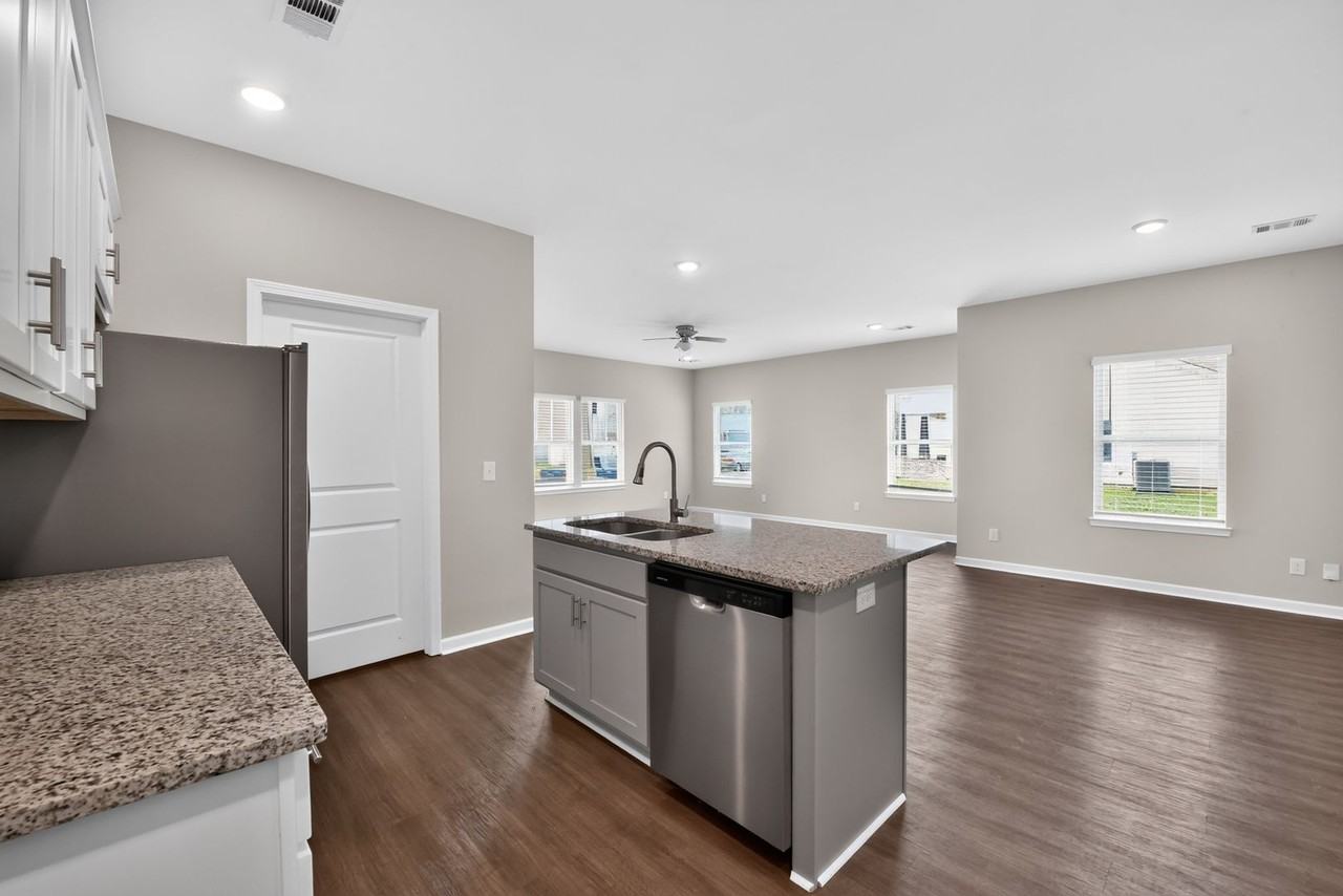 4323 Alderic St - Photo 4 of 17