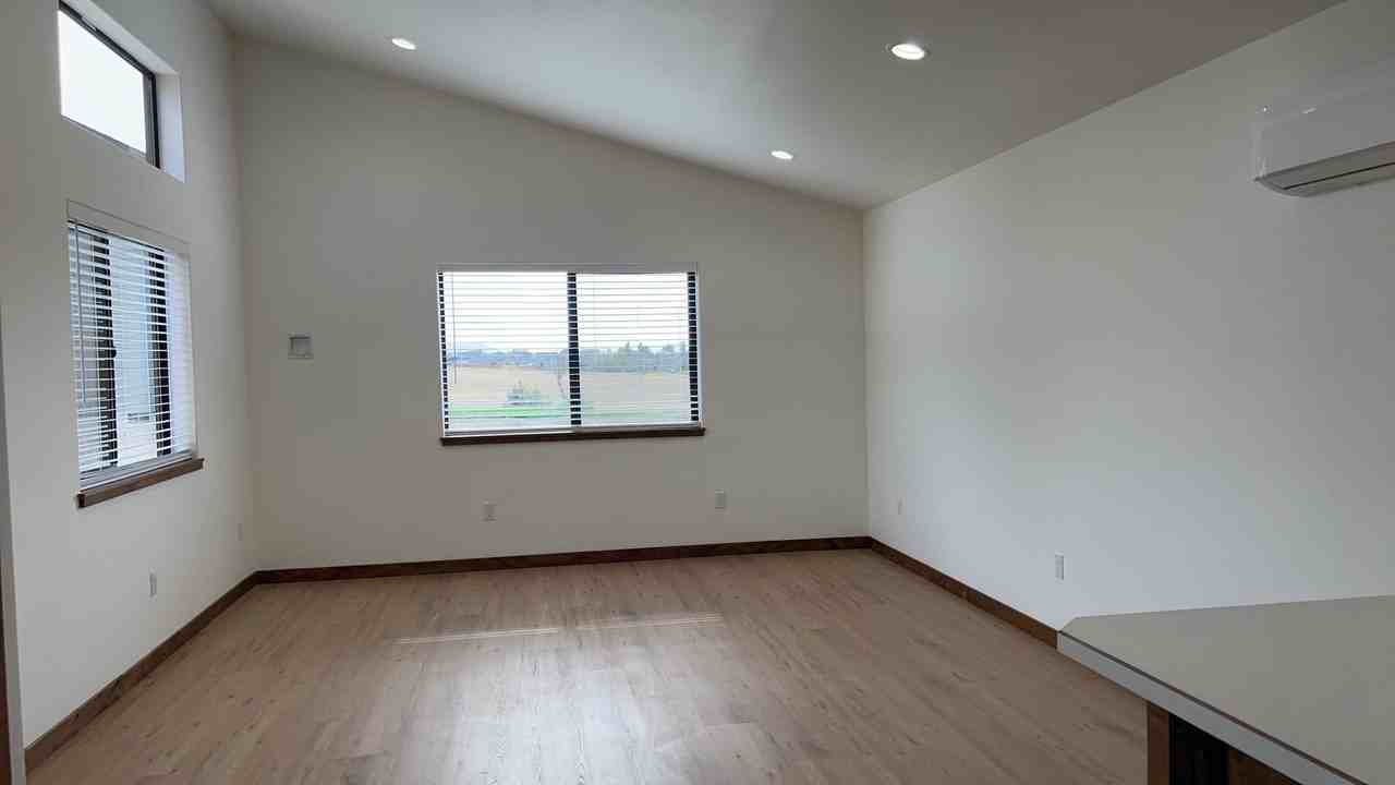 660 Ne Chapel St - Photo 2 of 10