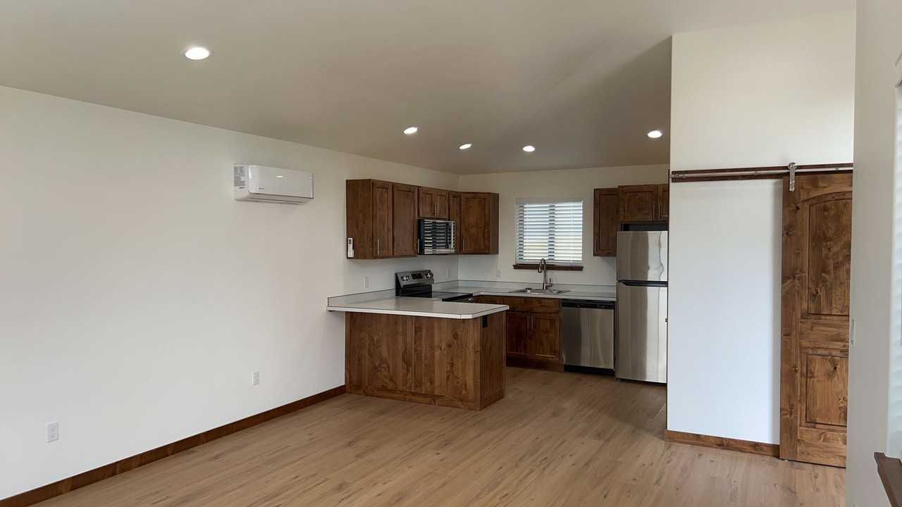 660 Ne Chapel St - Photo 3 of 10
