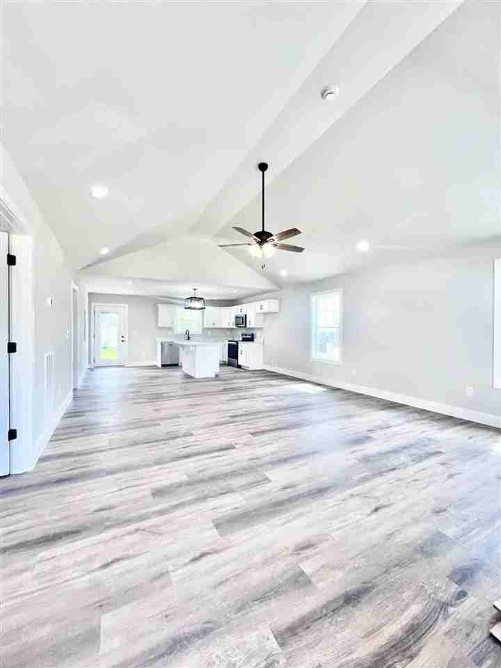 110 Pearl St - Photo 2 of 10