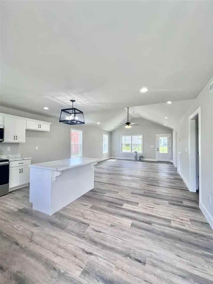 110 Pearl St - Photo 3 of 10