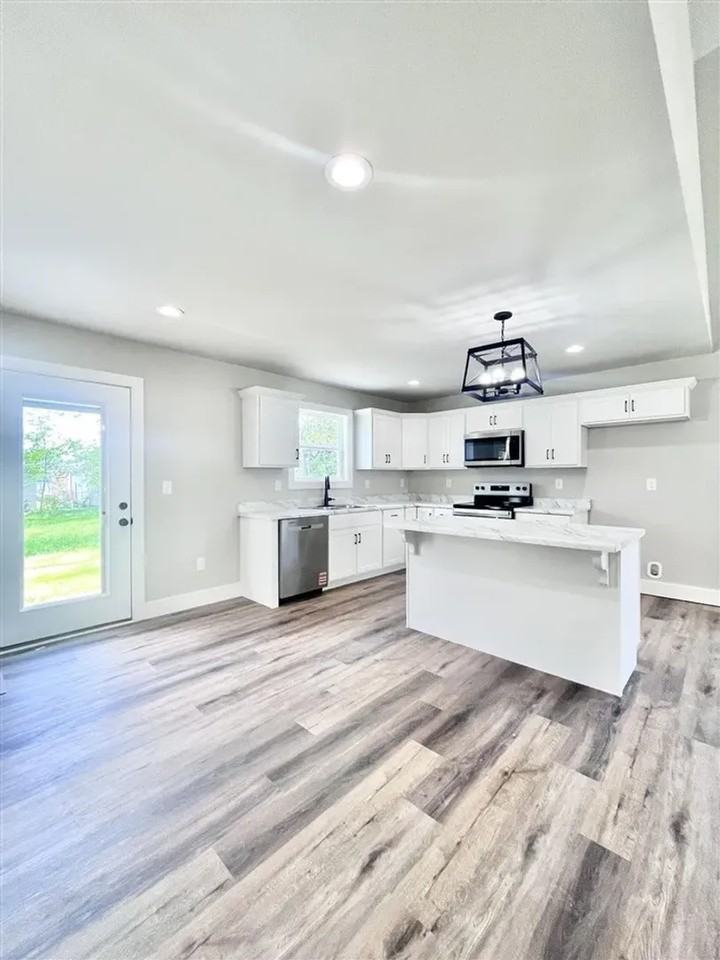 110 Pearl St - Photo 4 of 10