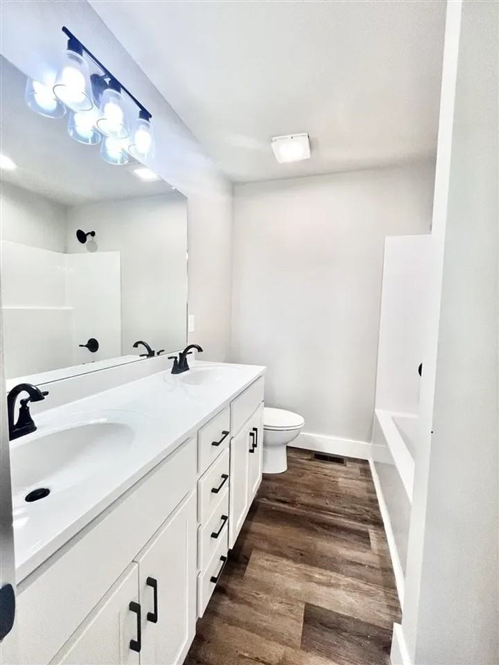 110 Pearl St - Photo 7 of 10