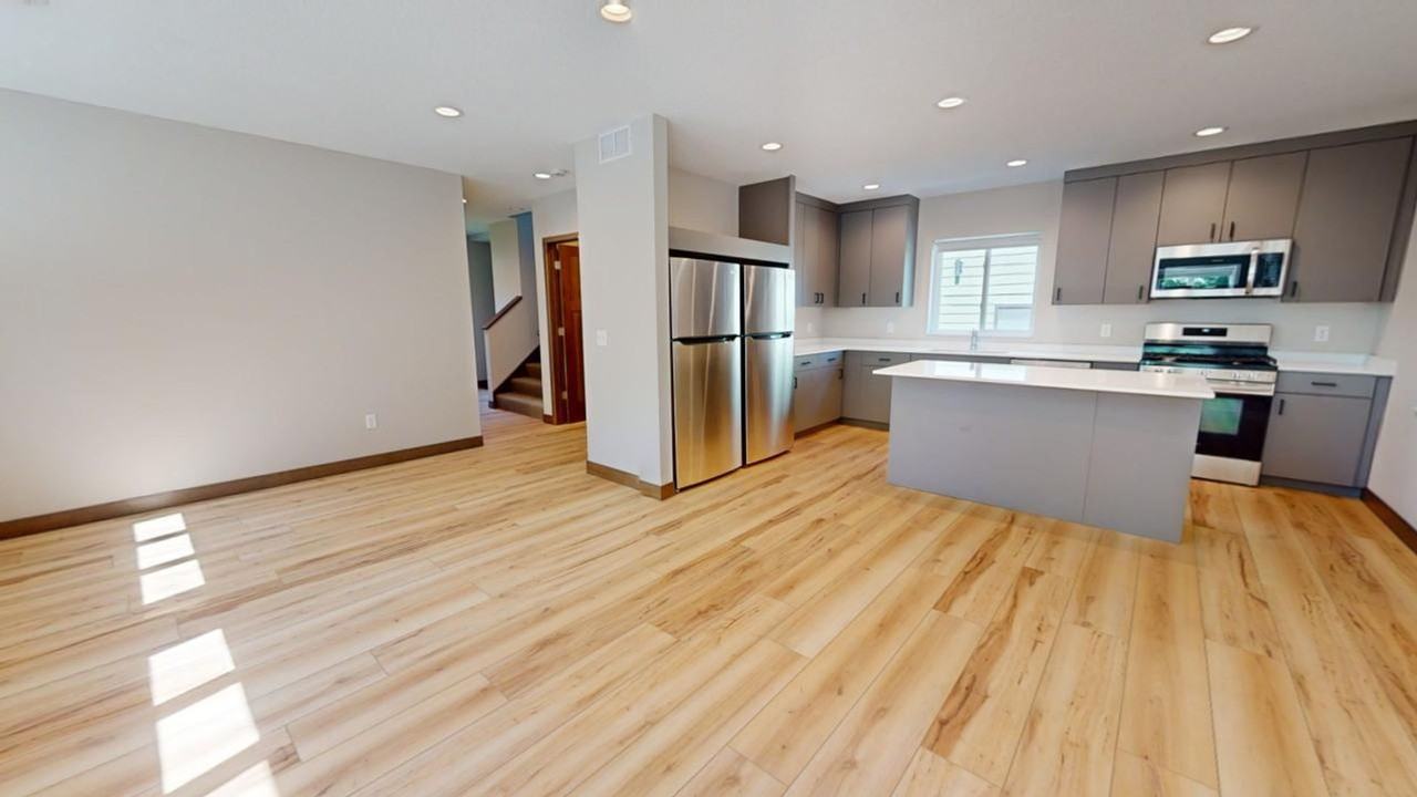 1320 7th St Se - Photo 3 of 5