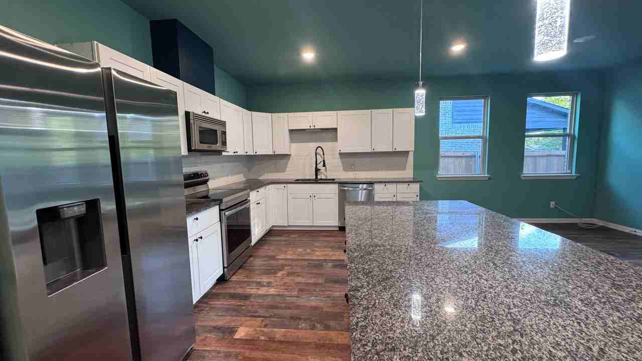 2219 College St - Photo 6 of 23