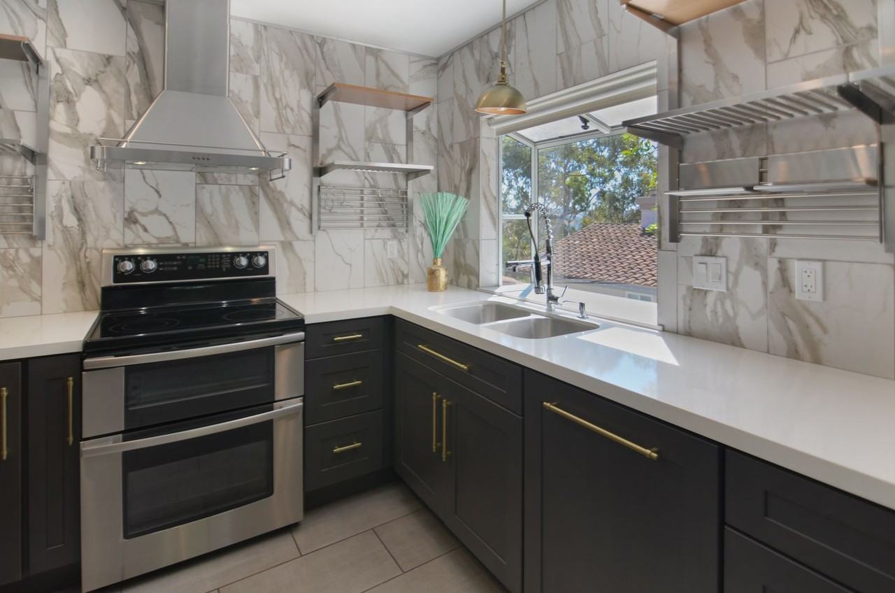 18 Corniche Dr #H - Photo 2 of 23
