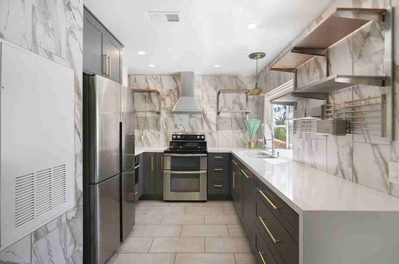 18 Corniche Dr #H - Photo 5 of 23