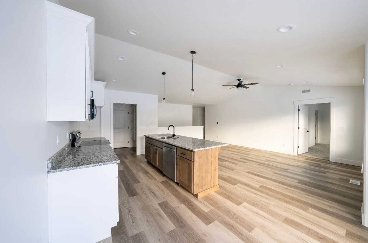 505 Jeanine Dr - Photo 4 of 26