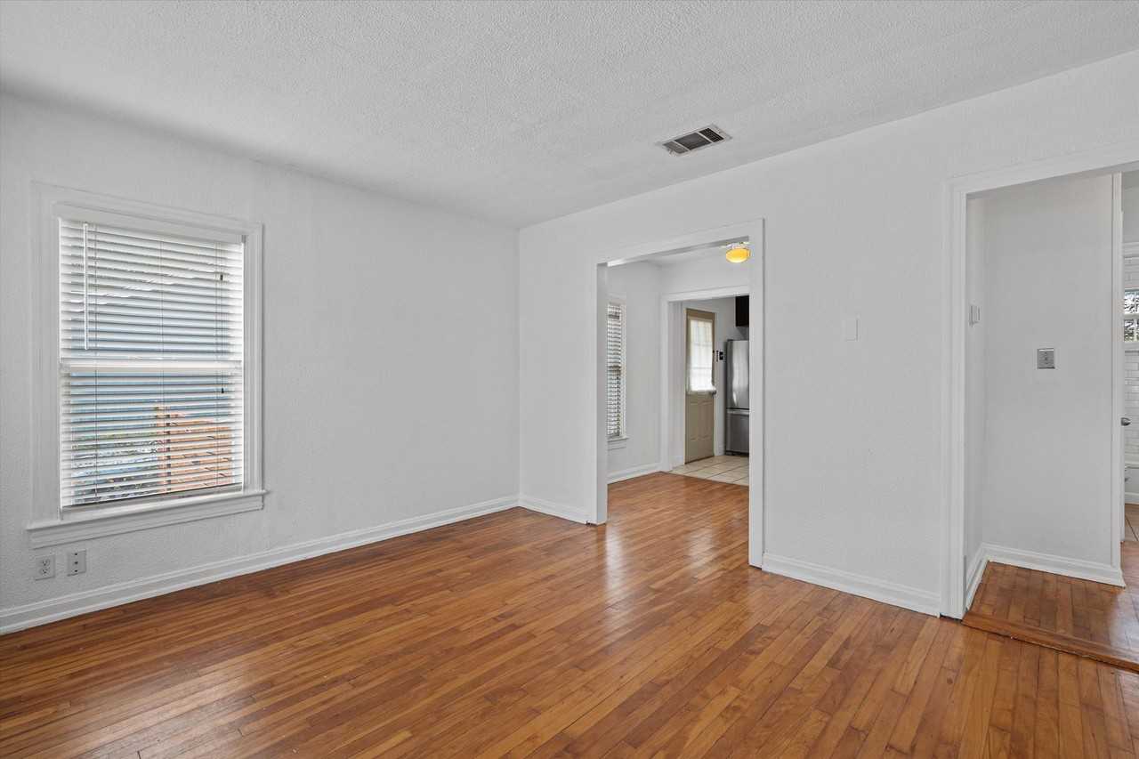 2932 Moss St - Photo 5 of 21
