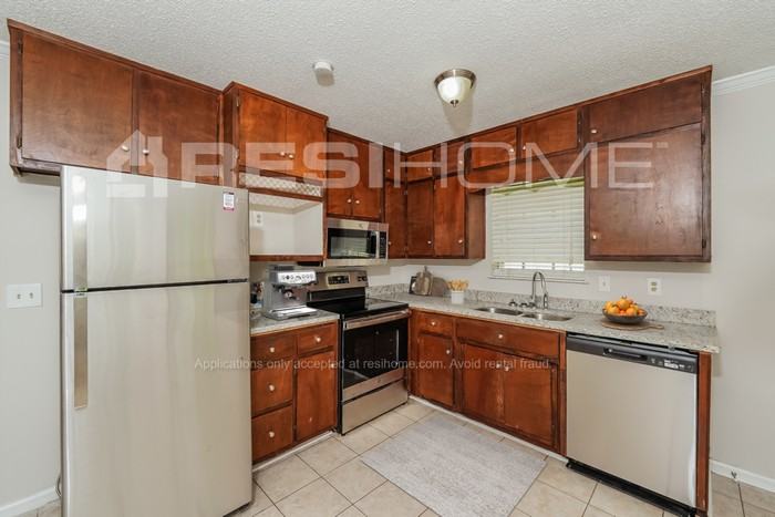 6812 Markham Dr - Photo 3 of 20