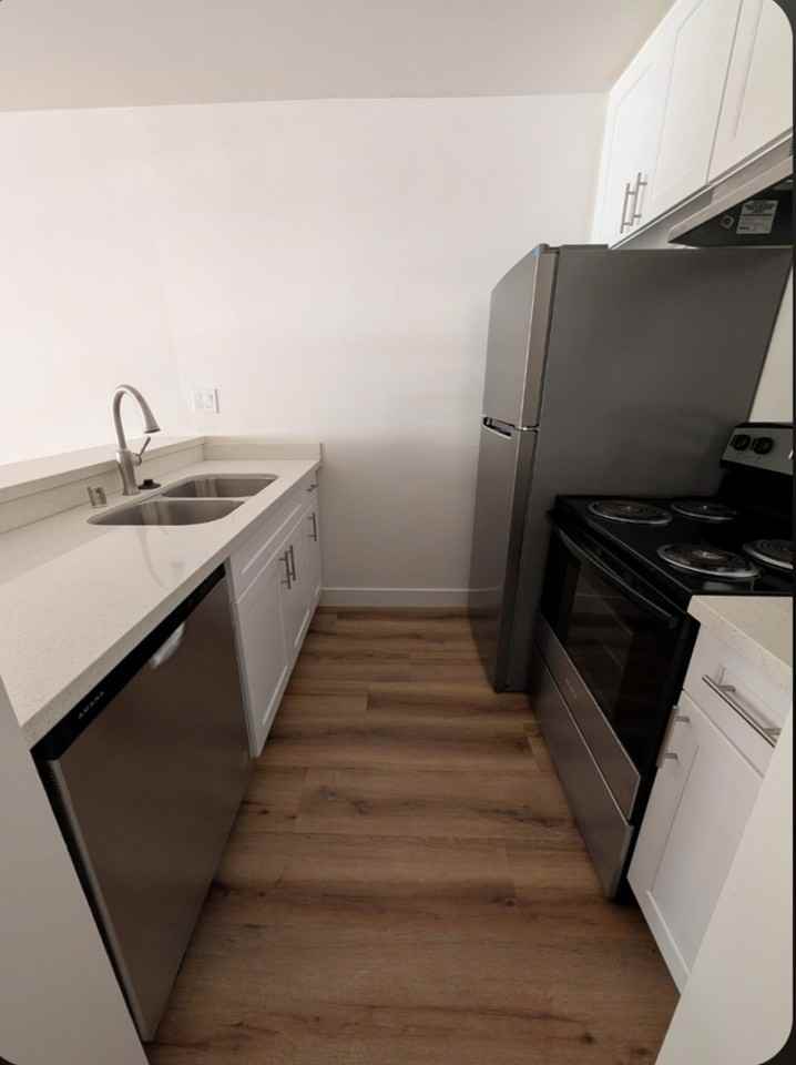 1784 North Sycamore Avenue - Photo 3 of 11