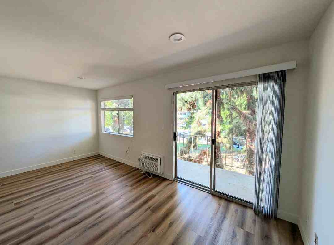1784 North Sycamore Avenue - Photo 5 of 11