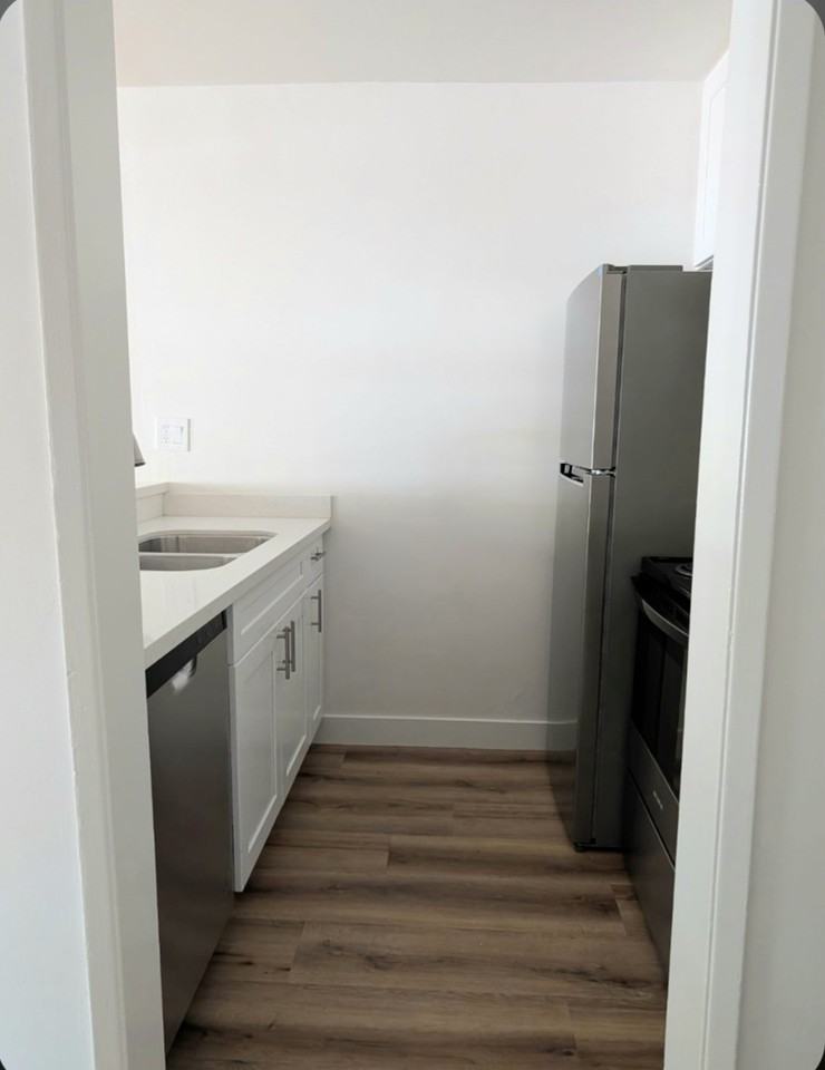 1784 North Sycamore Avenue - Photo 7 of 11