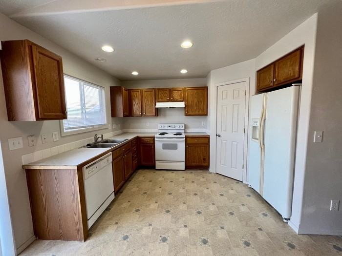 11732 W Trinity Ave - Photo 2 of 14