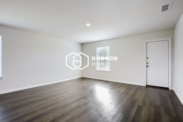 470 Bobbie St - Photo 3 of 14