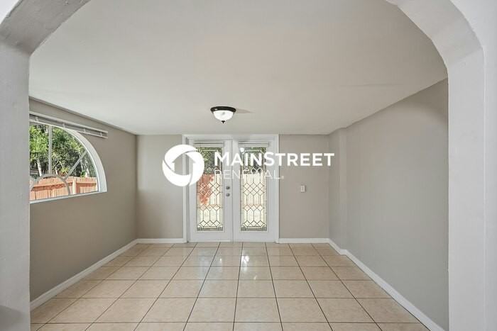 587 Martin Place Blvd - Photo 4 of 16