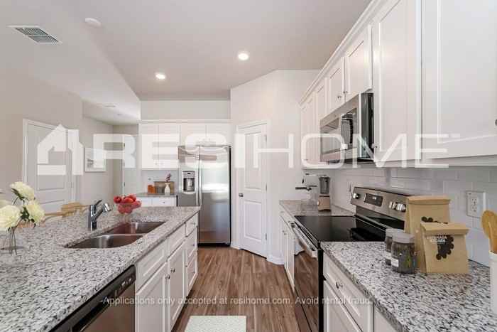 28416 Wave Crest Pl - Photo 4 of 18