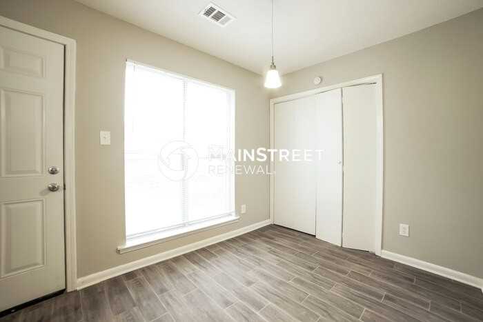 3805 Ivanhoe Dr - Photo 4 of 15