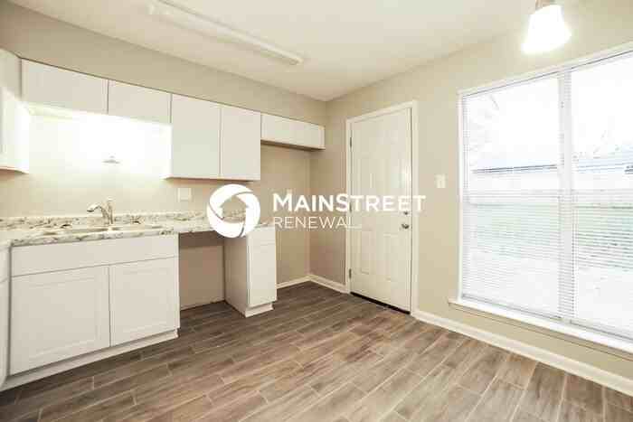 3805 Ivanhoe Dr - Photo 5 of 15