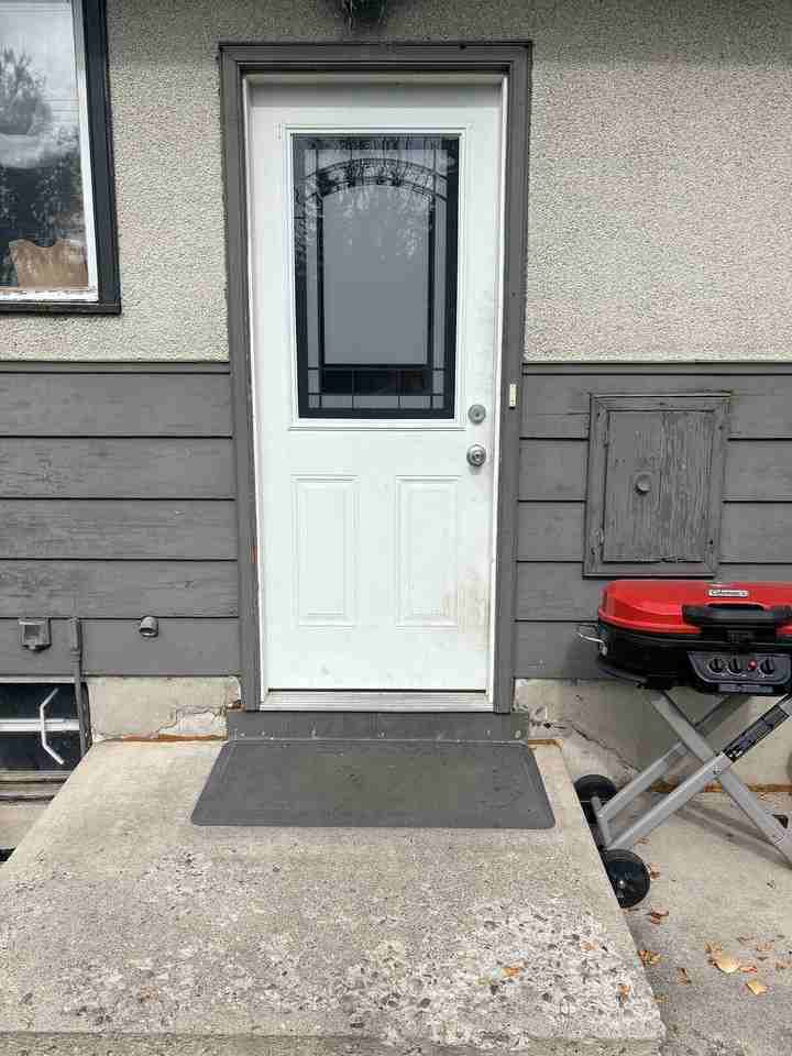 4715 17 Ave Sw - Photo 4 of 14