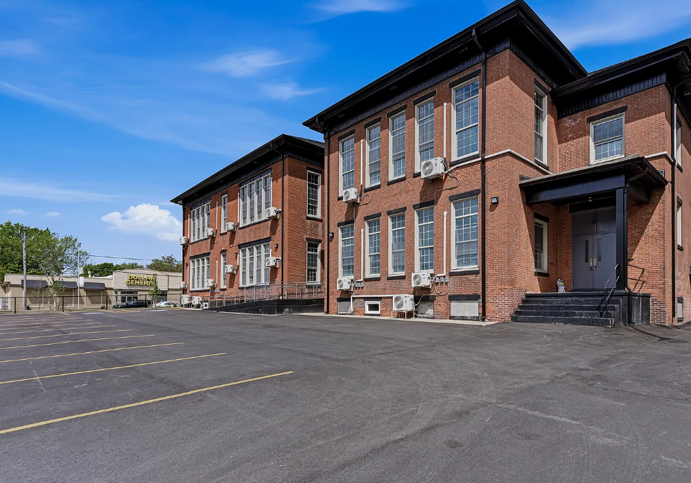 387 Broad St - Photo 2 of 10