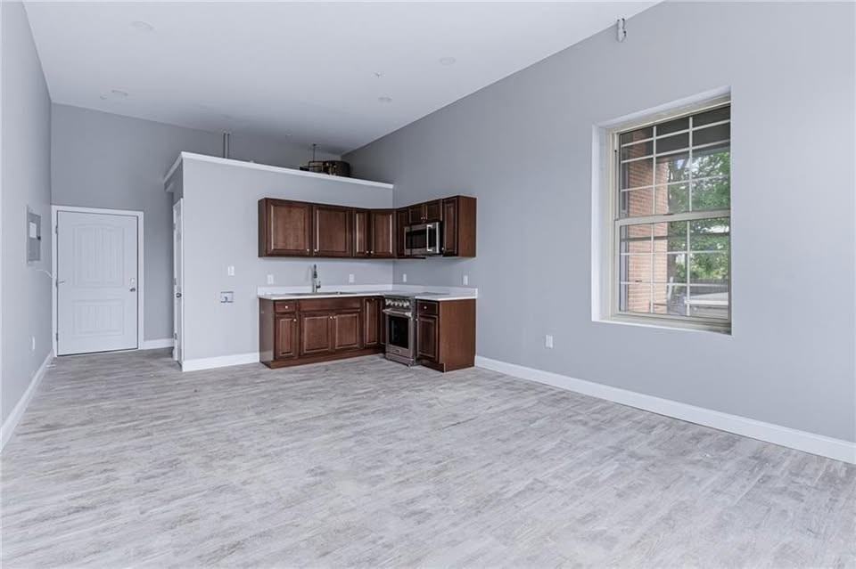 387 Broad St - Photo 3 of 10
